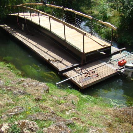 Les conditions d'accès sur site étant difficiles, la passerelle est amenée sur un ponton par voie d'eau